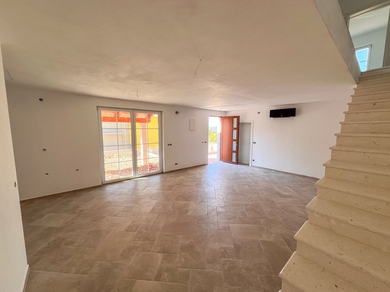 Vardagsrum med tillgång till terrass