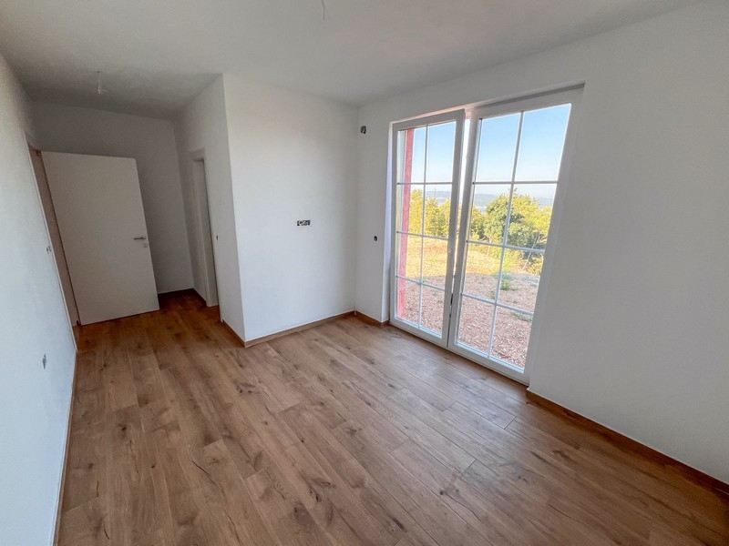 Sovrum med fönster från golv till tak