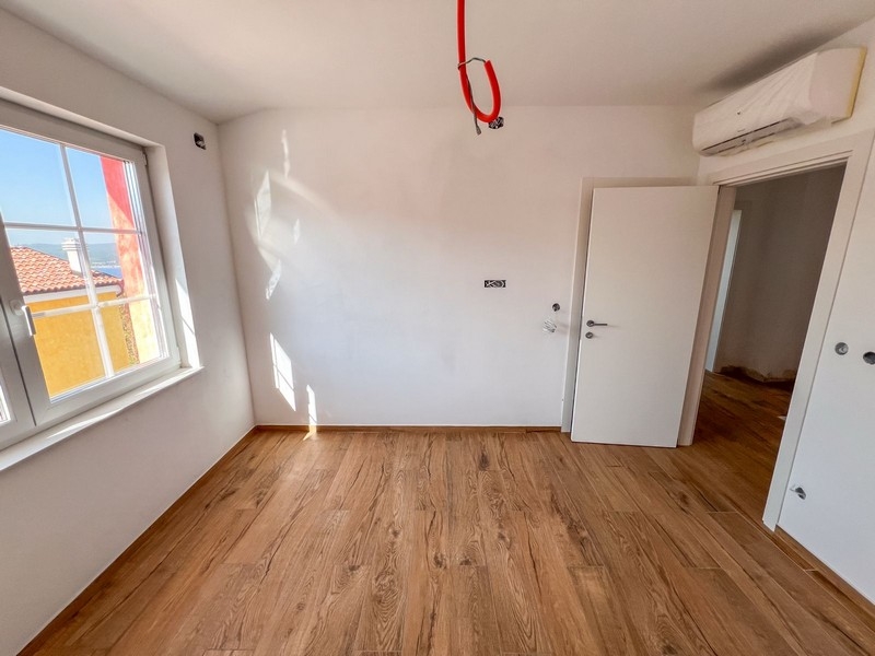 Sovrum med fönster och luftkonditionering