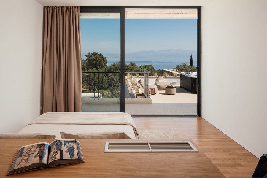 Sovrum med terrass och utsikt över jacuzzin