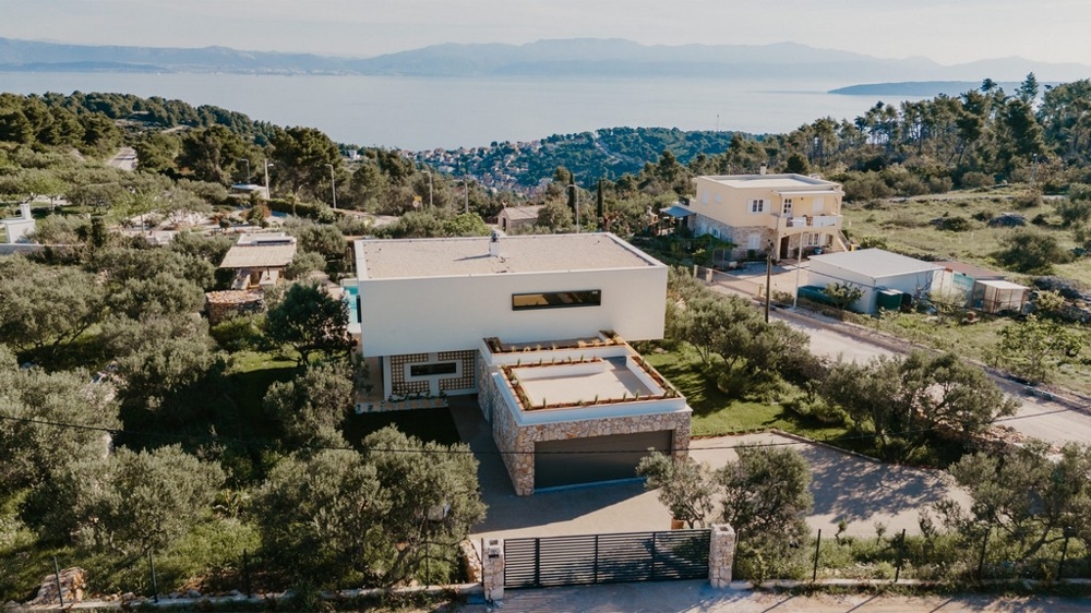 Modern villa på Solta med havsutsikt och stor tomt