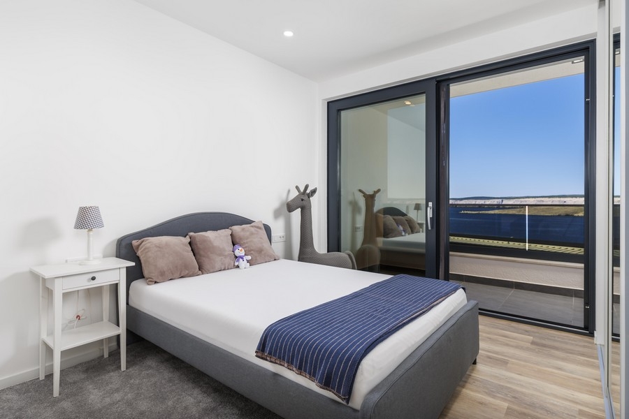 Ljust sovrum med utgång till balkong och havsutsikt