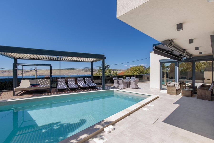 Pool och terrass på lyxfastigheten H3640 i Jadranovo, Kroatien - Panorama Scouting.