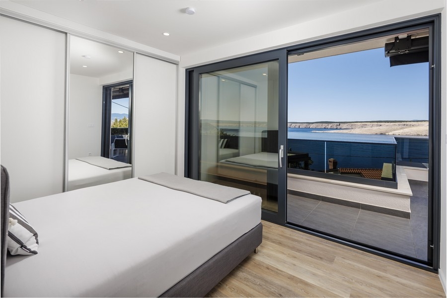 Sovrum med terrass och havsutsikt