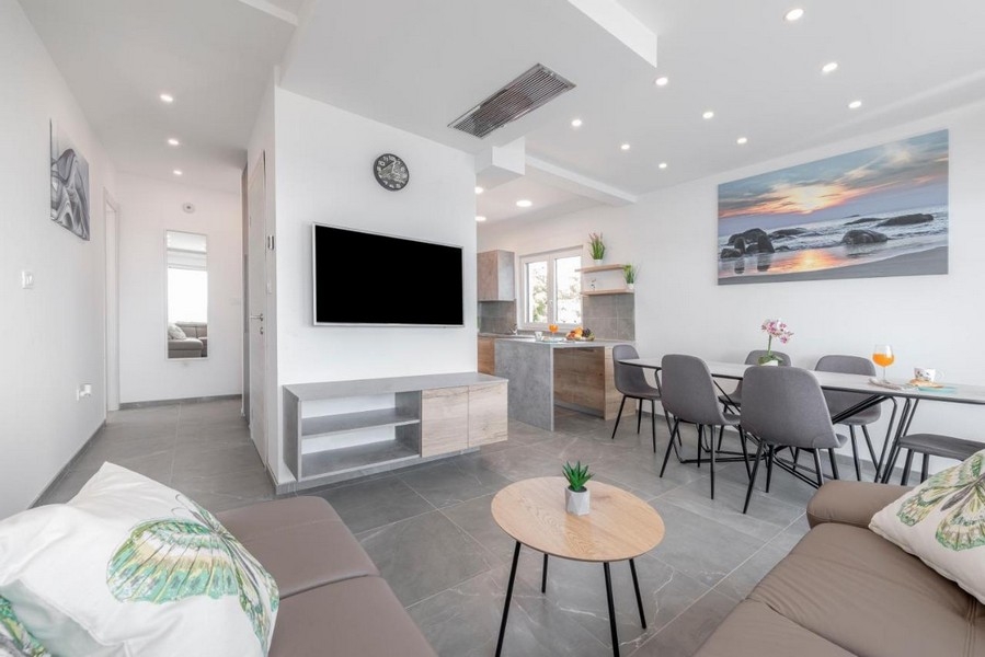 Vardagsrum med matplats och utgång till terrassen med utsikt