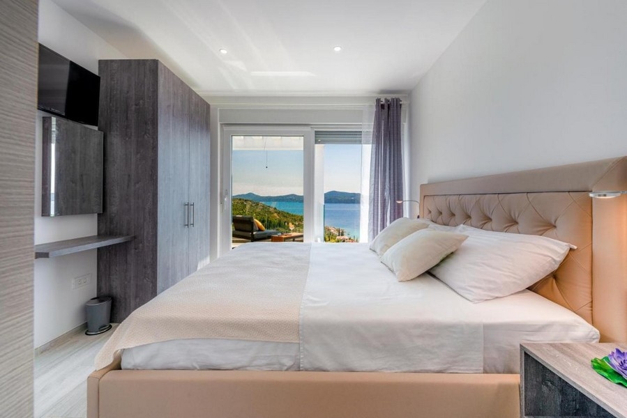 Sovrum med dubbelsäng, garderob och havsutsikt