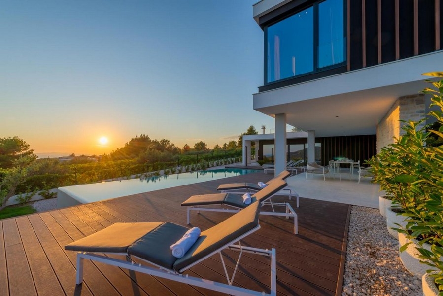 Terrass med infinitypool och solnedgång i Primošten