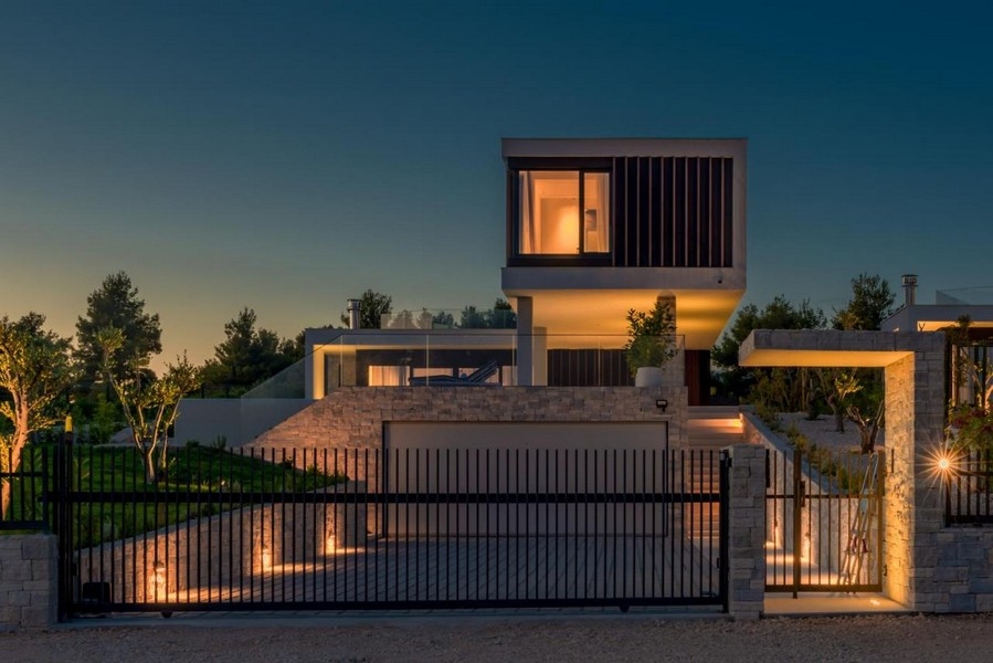 Modern villa i Dalmatien på natten utsikt med belysning