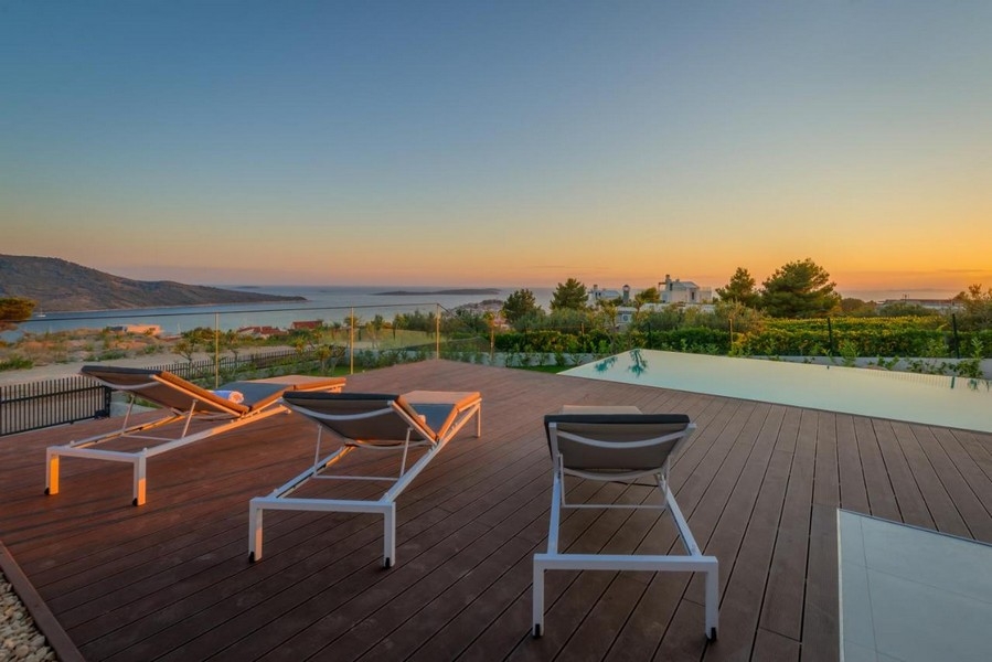 Havsutsikt från terrassen med infinitypool i Kroatien