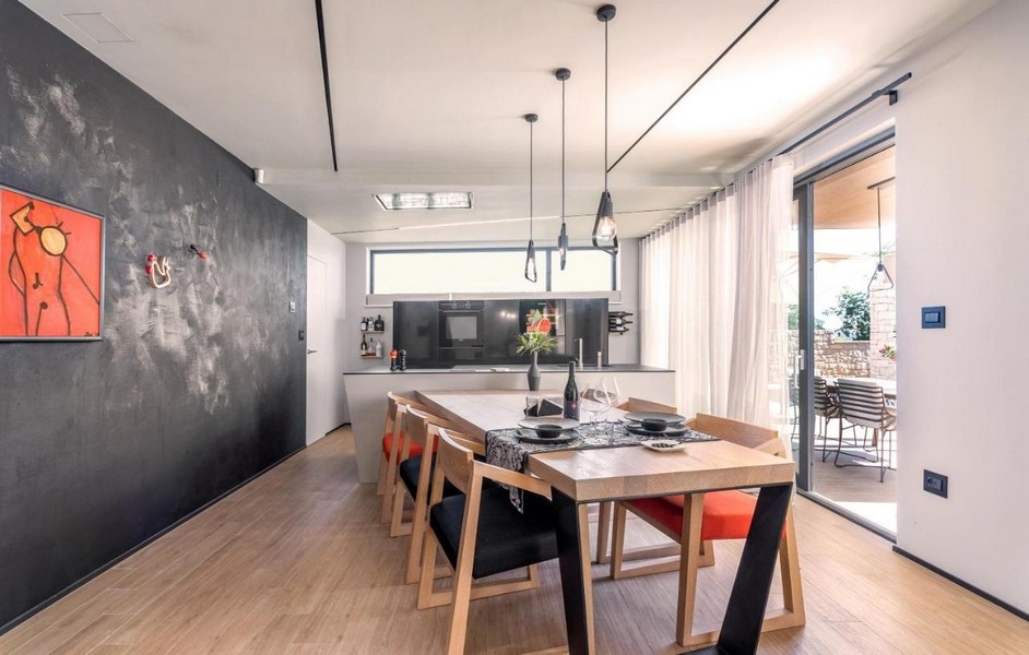 Matplats med designmöbler och tillgång till terrassen