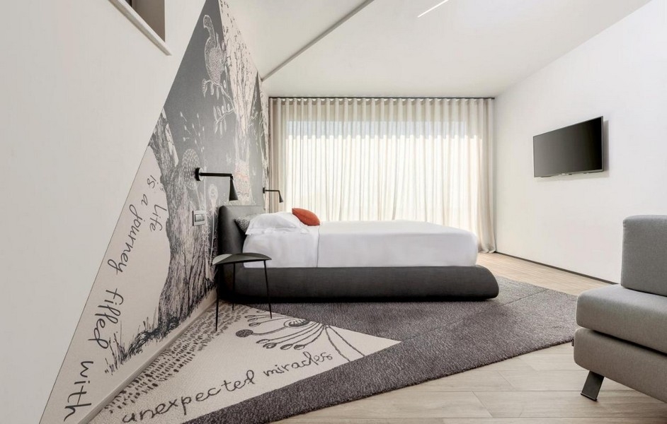 Sovrum med väggdesign och stort fönster