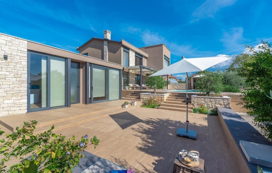 Modern villa med stor terrass och parasoll i Umag