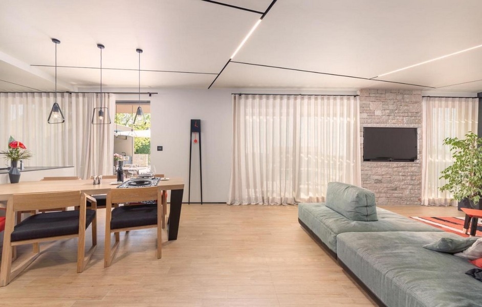 Ljust vardagsrum med matplats och modern inredning