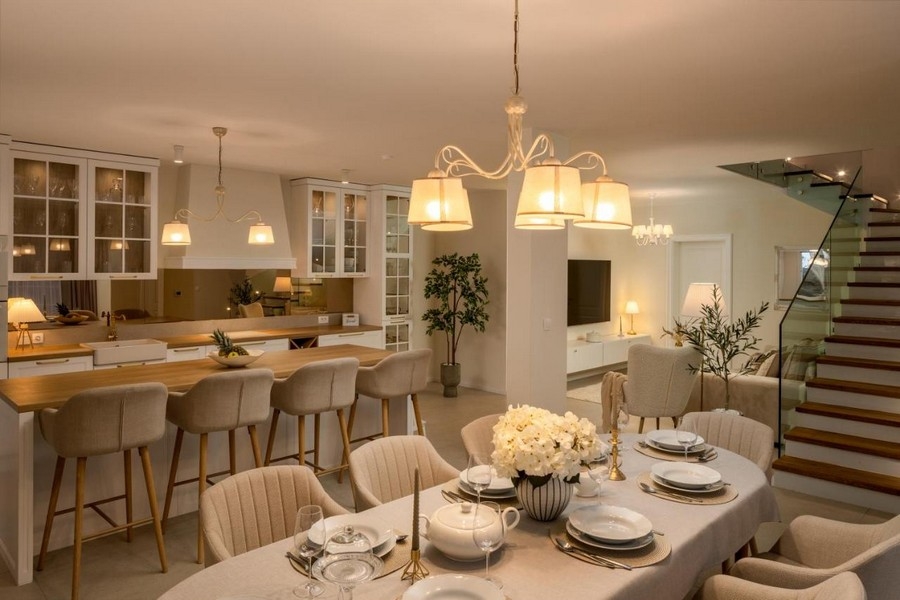 Matplats med dukat bord och utsikt över köket