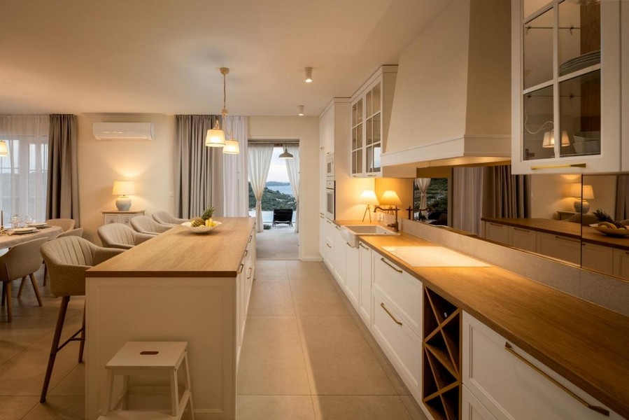 Modernt kök med ö- och havsutsikt