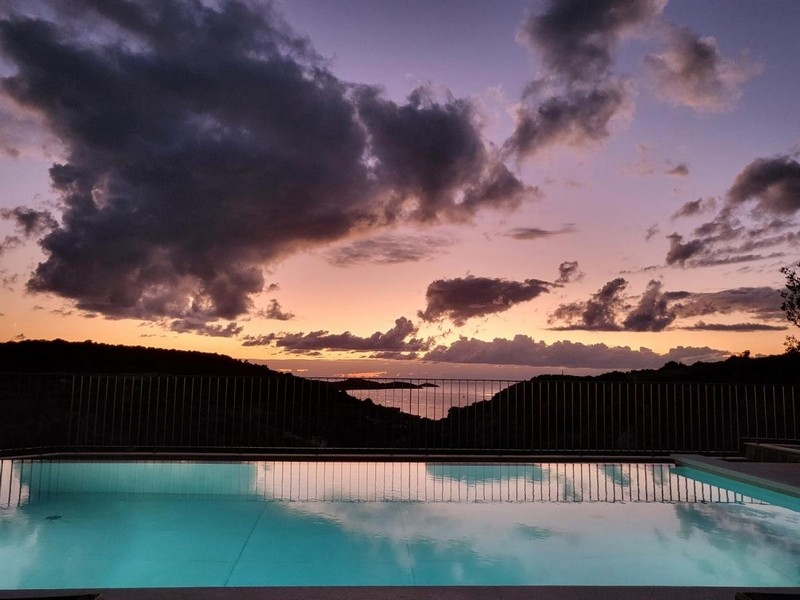 Pool med utsikt över solnedgången över havet