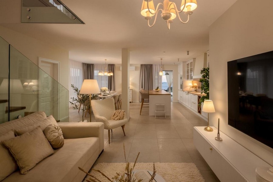 Ljust vardagsrum med öppet kök och matplats