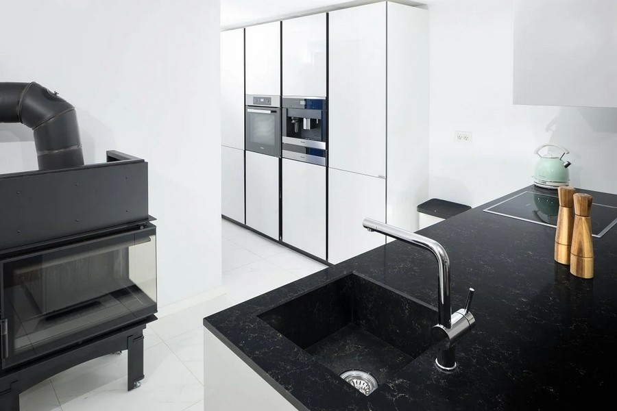 Modernt kök med svarta bänkskivor