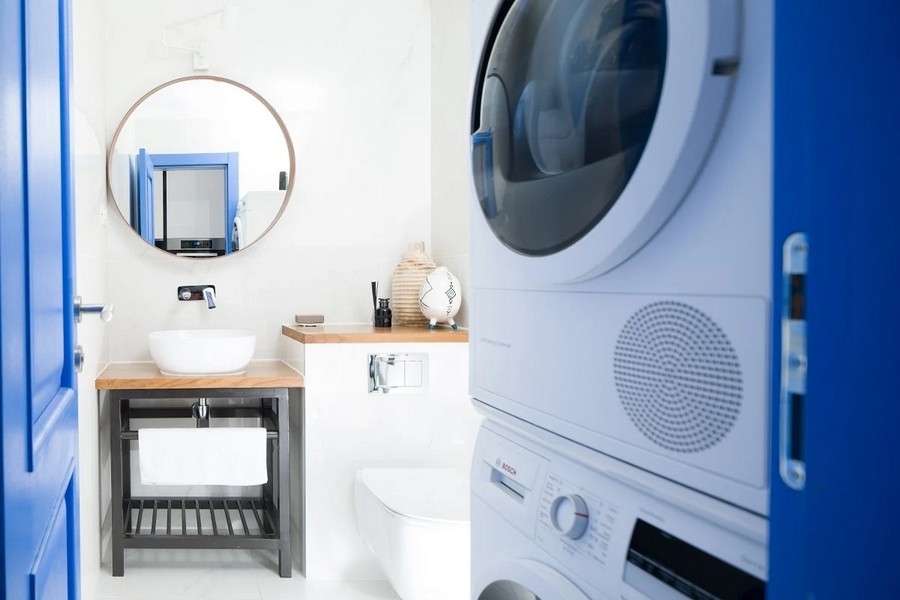 Badrum med handfat och tvättmaskin