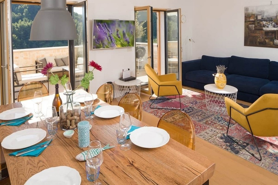 Matplats med stort träbord och vardagsrum