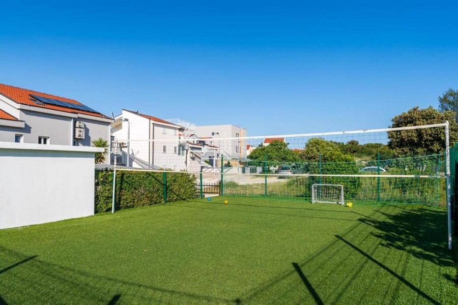 Stort sovrum med extra sittplatser