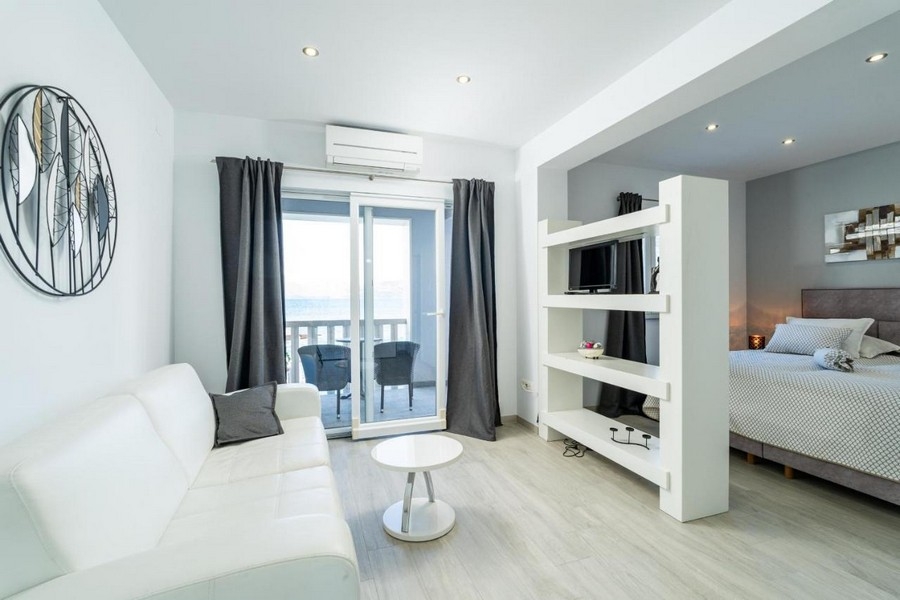 Vardagsrum och matplats med utsikt över köket