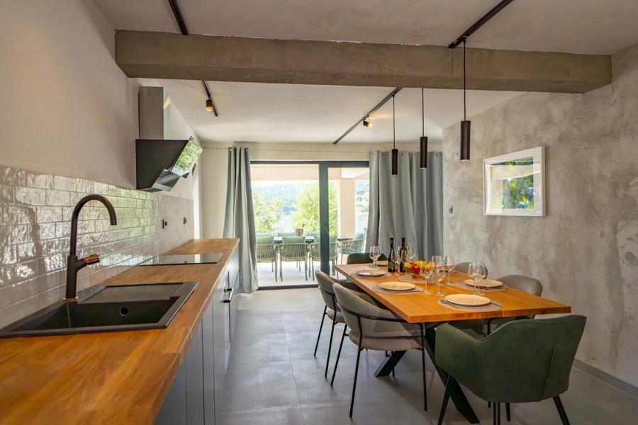 Matplats med tillgång till terrassen och havsutsikt