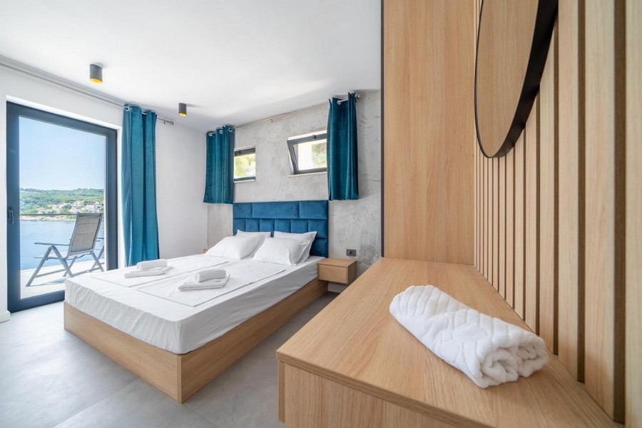 Sovrum med dubbelsäng och havsutsikt