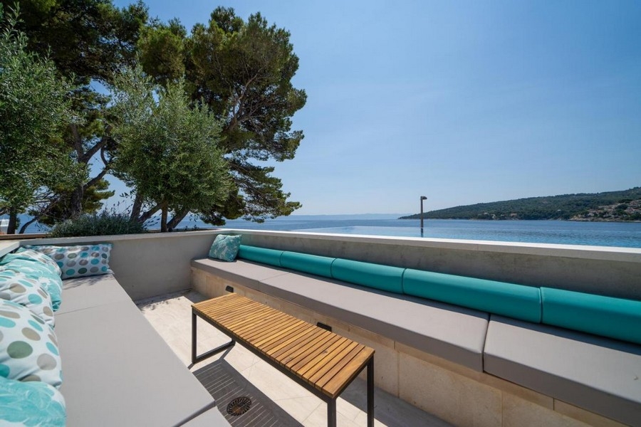 Modern lounge vid poolen med havsutsikt