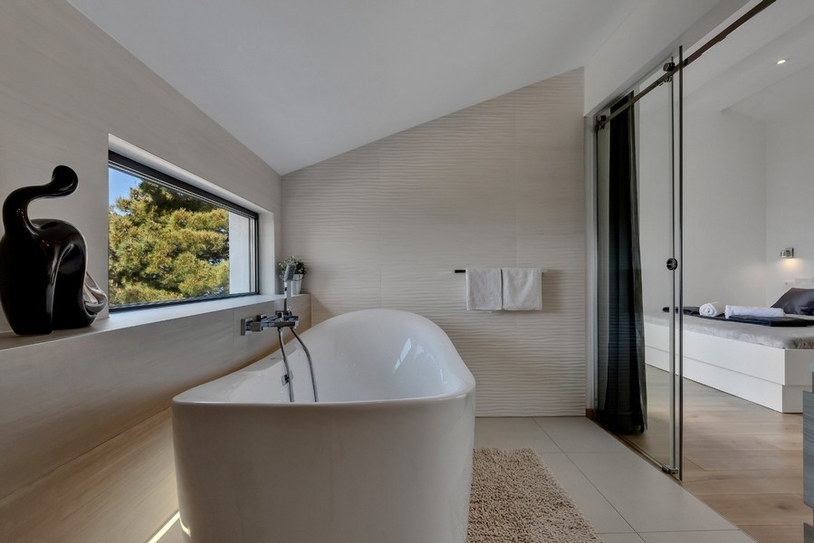 Badrum med badkar och fönster