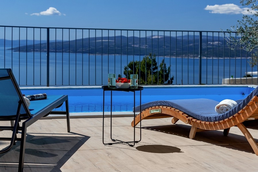 Terrass med pool och havsutsikt