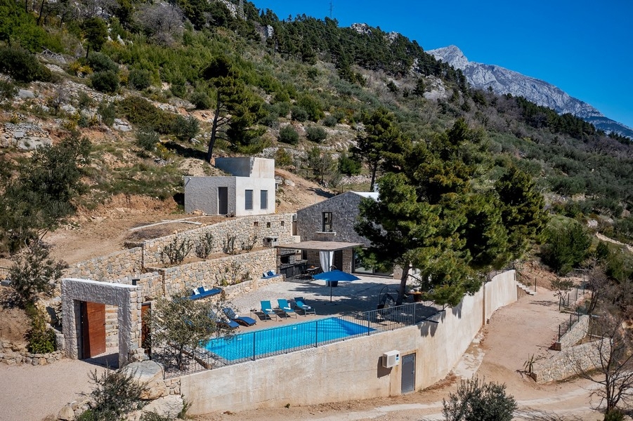 Stenvilla med pool på en sluttning