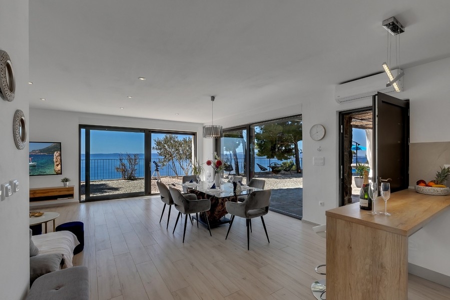 Vardagsrum med stort fönster och havsutsikt