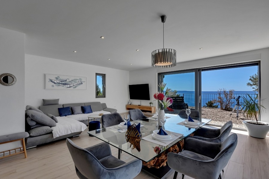 Matplats och vardagsrum med havsutsikt