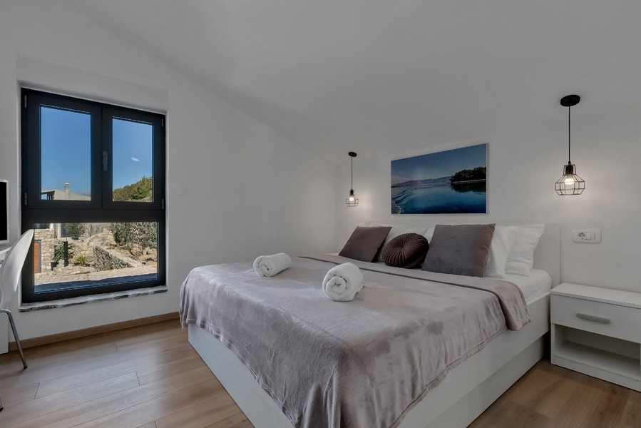 Sovrum med dubbelsäng och fönster