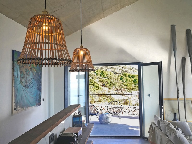 Sovrum med havsutsikt och tillgång till balkong