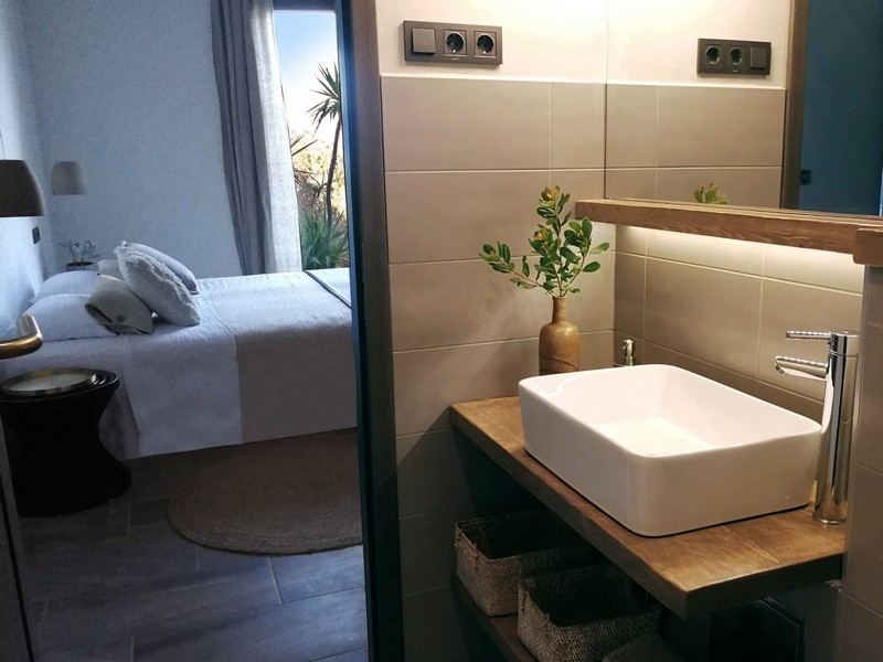 Sovrumsutsikt med dubbelsäng och fönster