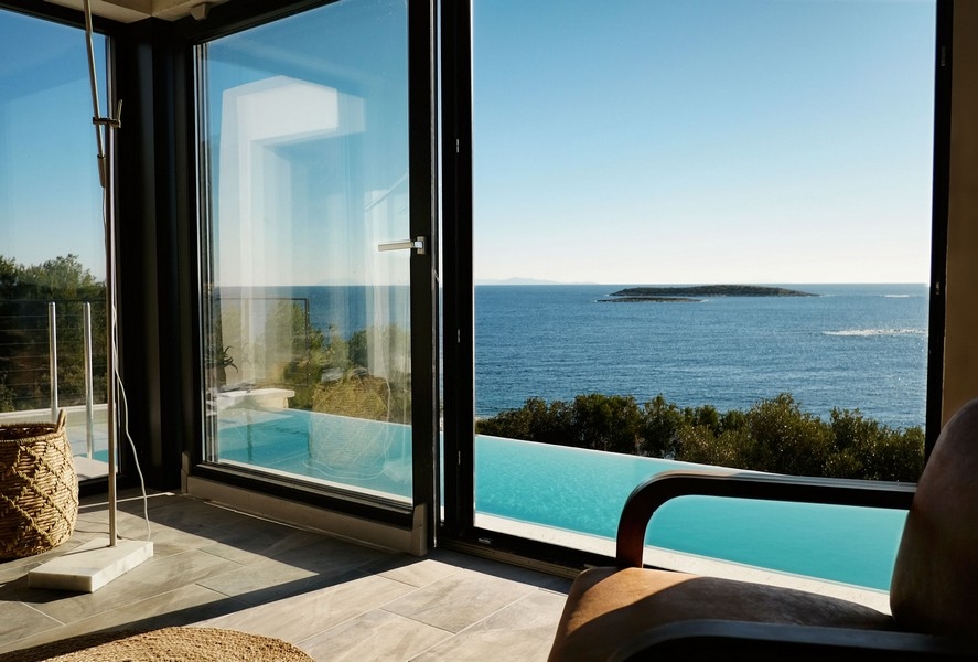 Vardagsrum med havsutsikt genom panoramafönster