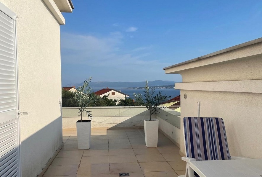 Takterrass med havsutsikt och planteringskärl