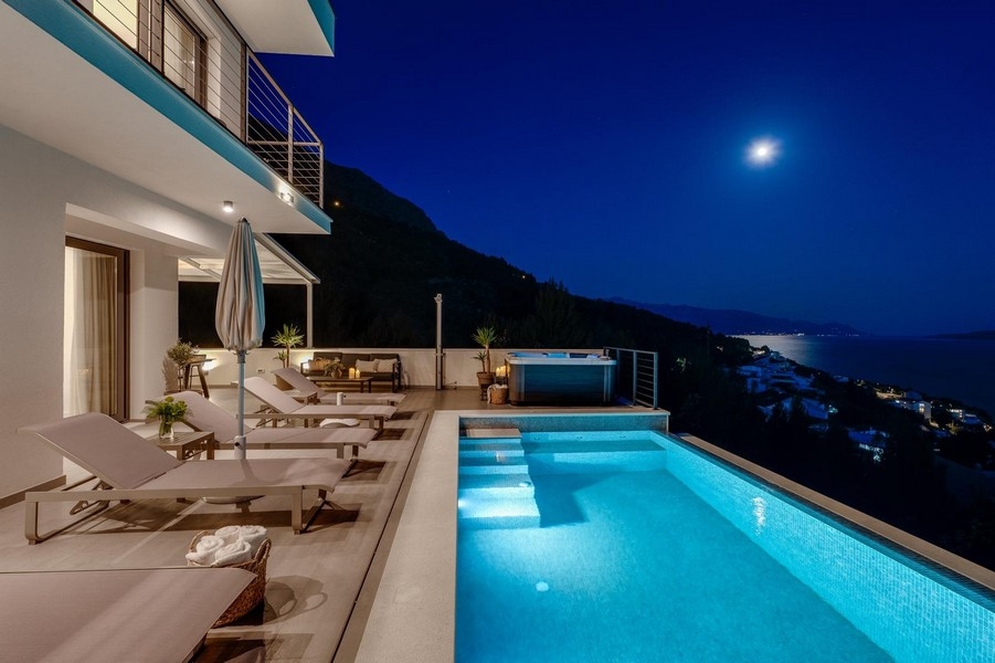 Villa med pool på natten och havsutsikt