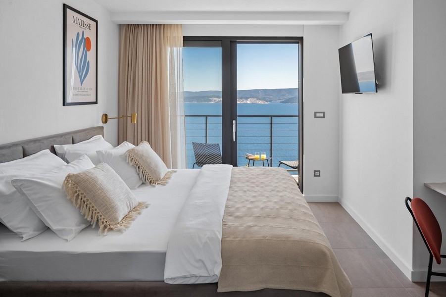 Sovrum med dubbelsäng, balkong och havsutsikt