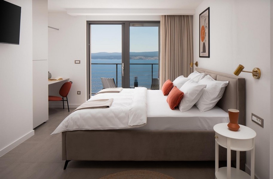 Ljust sovrum med dubbelsäng och havsutsikt
