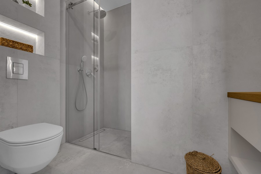 Badrum med dusch och modern utrustning