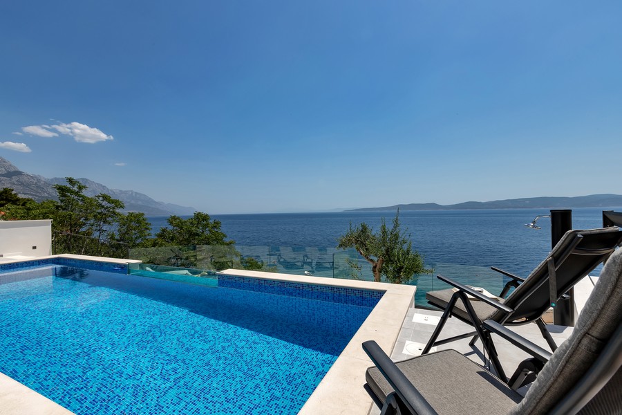 Villa med panoramautsikt över havet och pool i förgrunden - fastighet H3654.