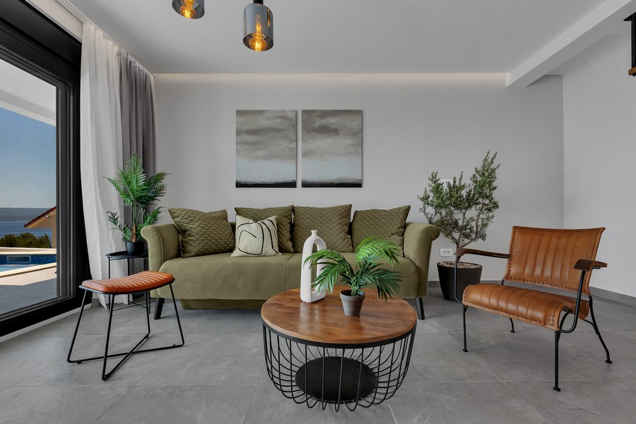 Vardagsrum med modern inredning och havsutsikt