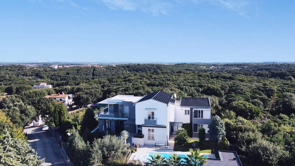 Modern villa i Istrien från fågelperspektiv