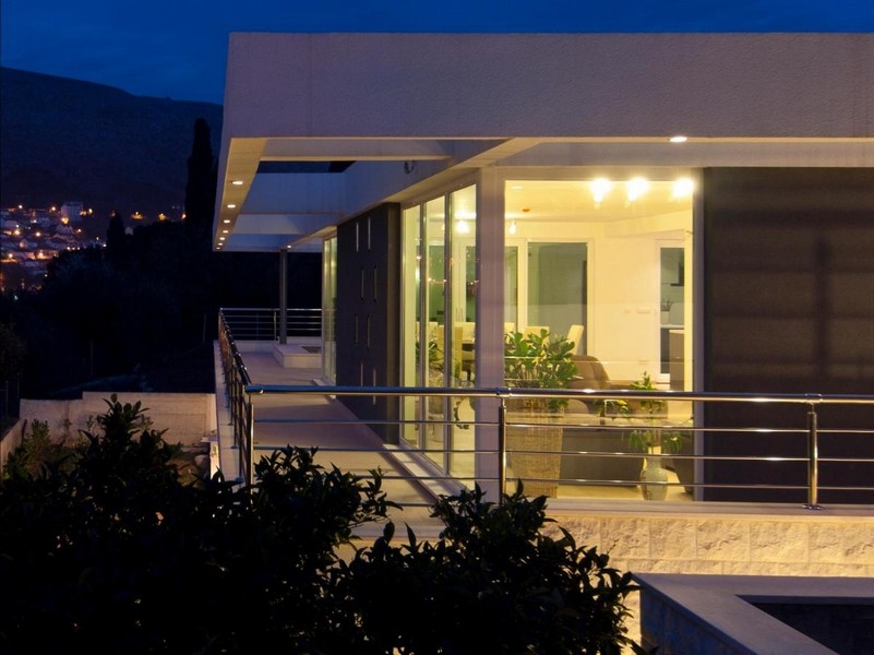 Modern villa i Dubrovnik på natten med glasfront