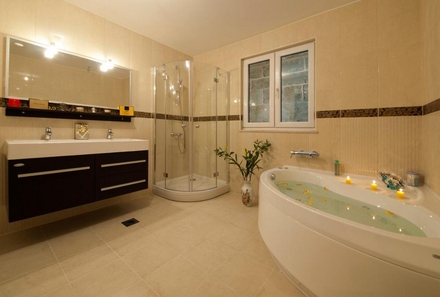 Badrum med dusch och badkar