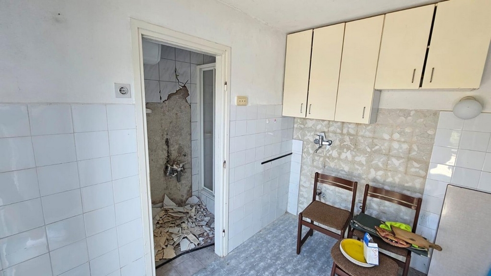 Kök i behov av renovering med tillgång till badrum