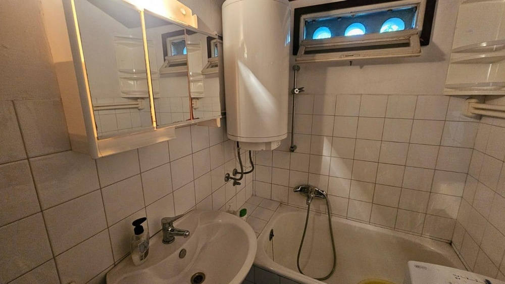 Badrum med badkar och panna